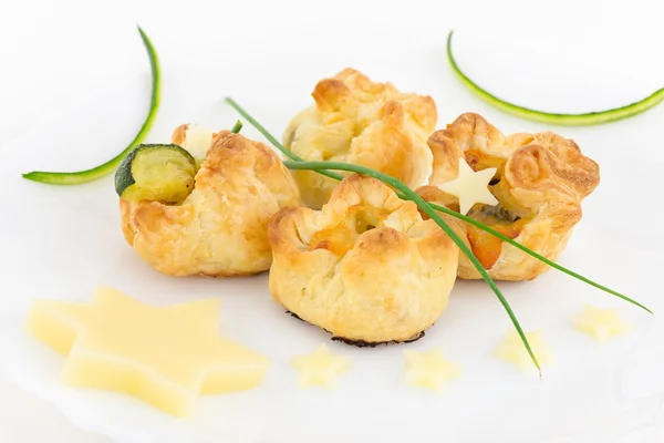Bladerdeegdriehoekjes met courgette en kaas — Stockfoto