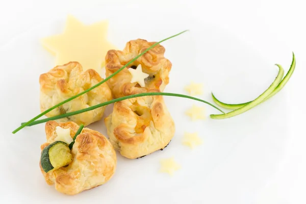 Puff pastry diisi dengan zucchini dan keju — Stok Foto