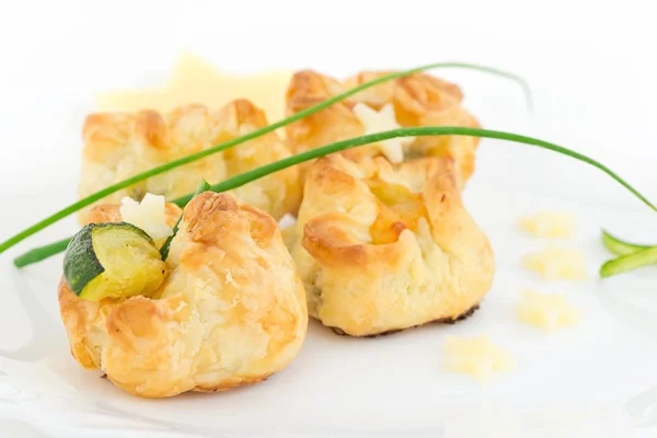 Puff pastry stuffed with zucchini and cheese — Stock Photo, Image