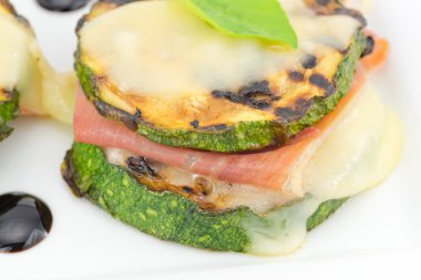 jambon ve peynir ile kızarmış kabak dolması