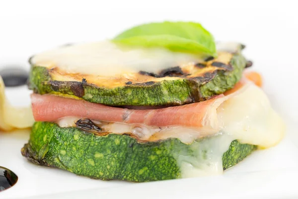 Gegrillte Zucchini gefüllt mit Schinken und Käse — Stockfoto