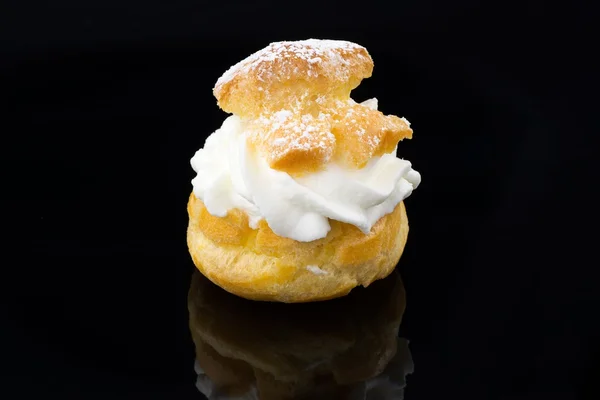 Eclair mit Sahne — Stockfoto