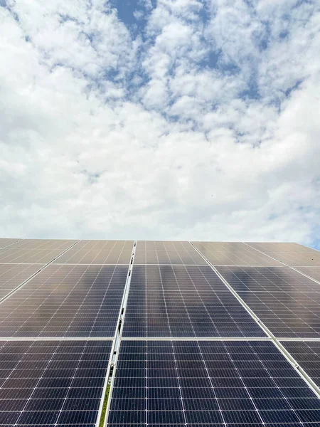Mavi Gökyüzü bulutlu güneş enerjisi panelleri