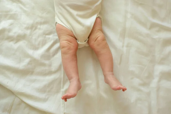 Nyfödda Fötter Vit Filt Högkvalitativt Foto Nära Håll Horisontellt — Stockfoto