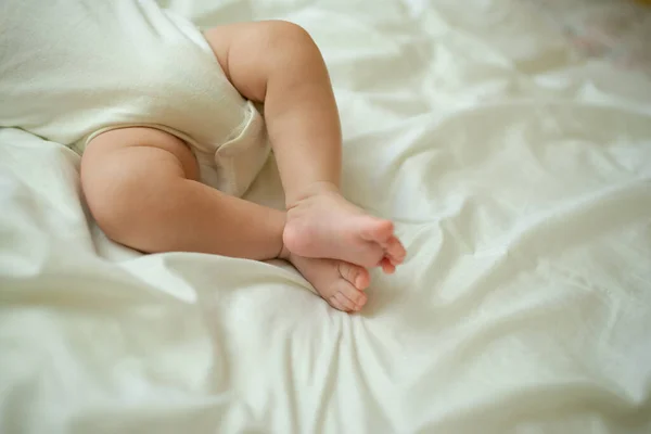 Närbild nyfödda fötter på vit filt — Stockfoto
