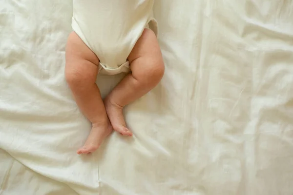 Närbild nyfödda fötter på vit filt — Stockfoto