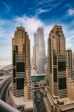 Dubai Marina 'daki binalar Mavi gökyüzü arasında Birleşik Arap Emirlikleri