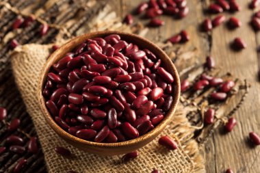 Çiğ kırmızı organik barbunya fasulyesi