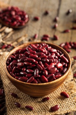 Çiğ kırmızı organik barbunya fasulyesi