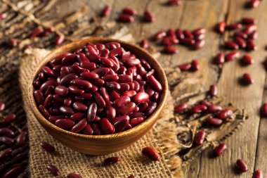 Çiğ kırmızı organik barbunya fasulyesi