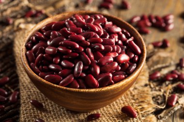 Çiğ kırmızı organik barbunya fasulyesi