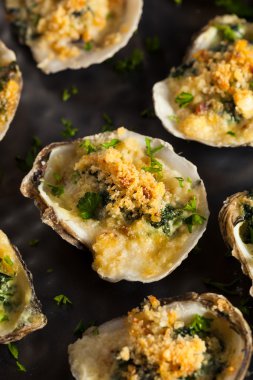 Ev yapımı krem istiridye Rockefeller