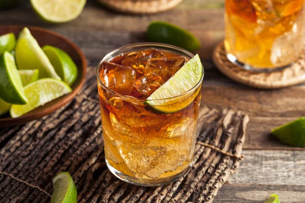 Cocktail de rum escuro e tempestuoso — Fotografia de Stock