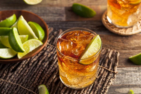 Cocktail de rum escuro e tempestuoso — Fotografia de Stock