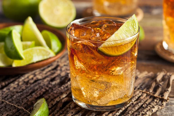 Cocktail de rum escuro e tempestuoso — Fotografia de Stock