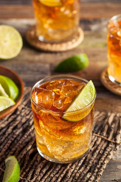 Tmavá a bouřlivá Rumový koktejl — Stock fotografie