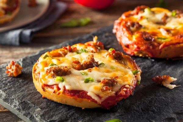 Sausage and Pepper Pizza Bagels — Stock Photo, Image