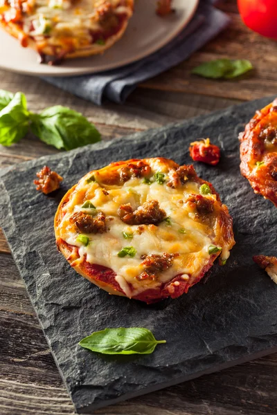 Wurst und Paprika-Pizza-Bagels — Stockfoto