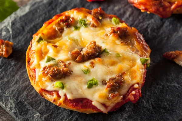 Makkara ja pippuri Pizza Bagels — kuvapankkivalokuva