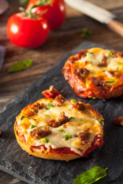 Korv och peppar Pizza Bagels — Stockfoto