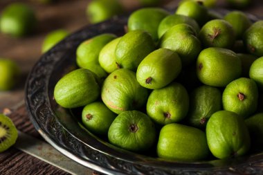 Yeşil organik kivi çilek