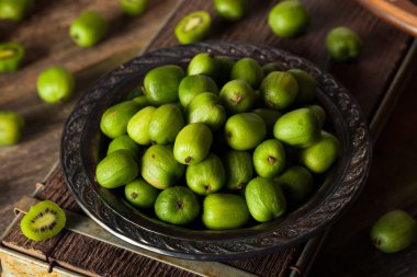 Yeşil organik kivi çilek