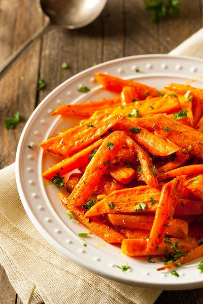 Sağlıklı ev yapımı kavrulmuş havuç