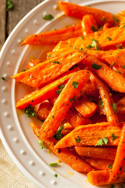 Gesunde hausgemachte geröstete Karotten — Stockfoto