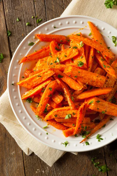 Здоровая домашняя жареная морковь — стоковое фото