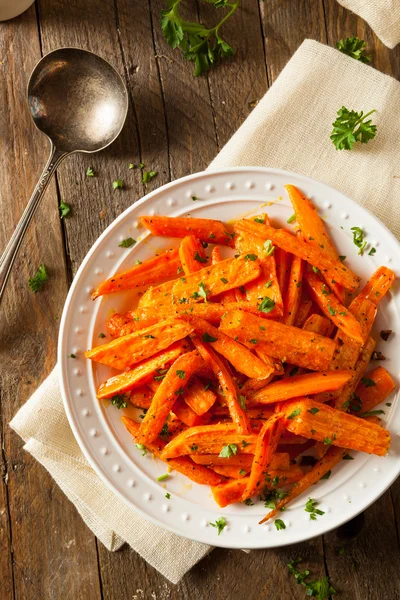 Sağlıklı ev yapımı kavrulmuş havuç