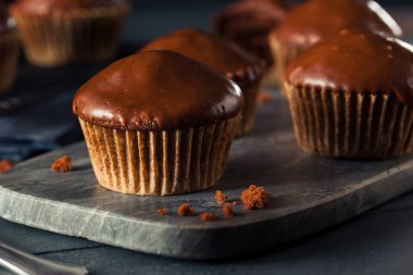 Ev yapımı koyu çikolata Cupcakes