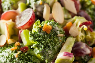 Ev yapımı yeşil Brokoli Salatası