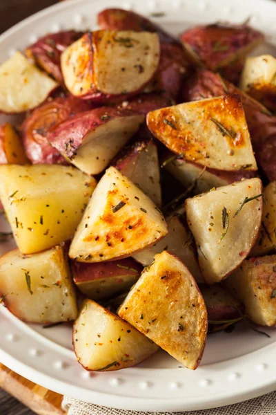 Pommes de terre rouges aux herbes rôties maison — Photo