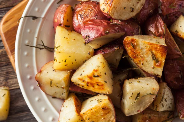 Domácí pečené bylinkové červené brambory — Stock fotografie