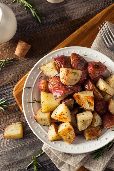 Pommes de terre rouges aux herbes rôties maison — Photo