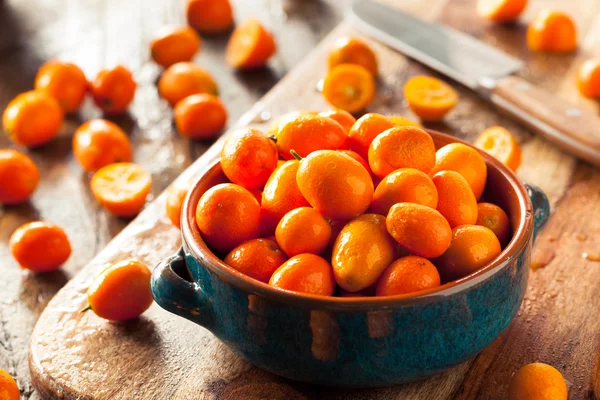 Kumquats alaranjados orgânicos crus — Fotografia de Stock