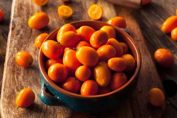Surové organické oranžové Kumquats — Stock fotografie