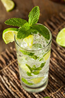 Kireç ile ev yapımı alkollü Mojito