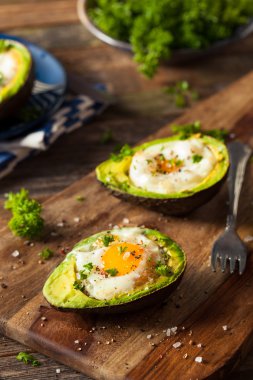 Avokado içinde pişmiş ev yapımı organik yumurta