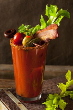 Ev yapımı pastırma baharatlı votka Bloody Mary