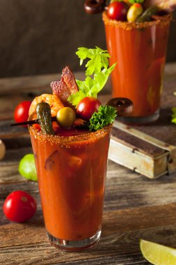 Ev yapımı pastırma baharatlı votka Bloody Mary