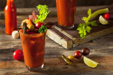 Ev yapımı pastırma baharatlı votka Bloody Mary