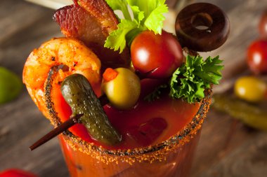 Ev yapımı pastırma baharatlı votka Bloody Mary