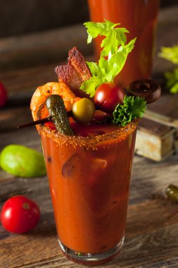 Ev yapımı pastırma baharatlı votka Bloody Mary