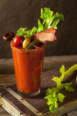 Ev yapımı pastırma baharatlı votka Bloody Mary