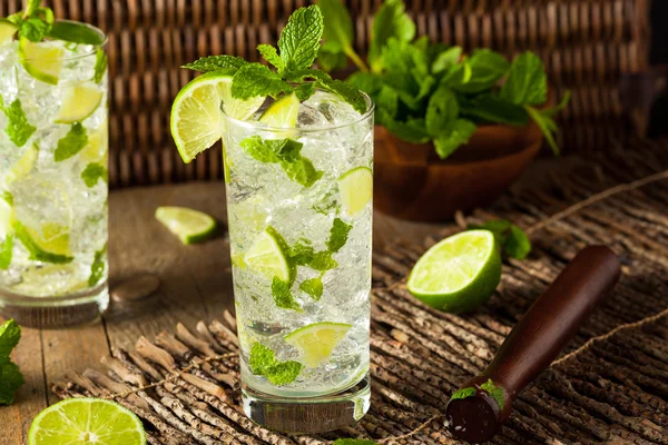 Hemgjord alkoholhaltiga Mojito med Lime — Stockfoto