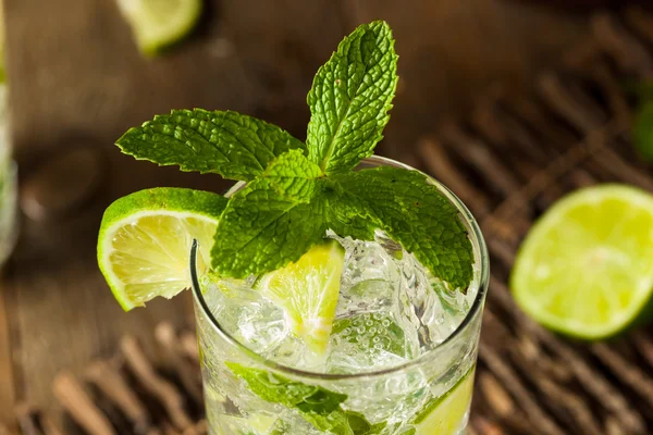 Hemgjord alkoholhaltiga Mojito med Lime — Stockfoto