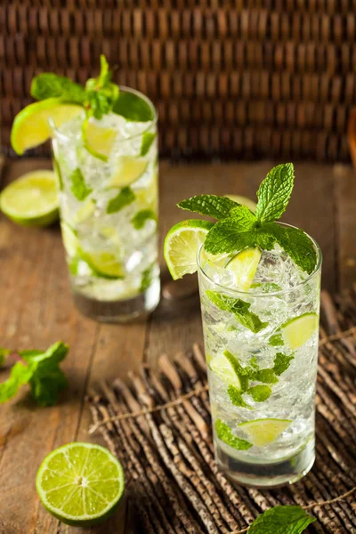 Domácí alkoholické Mojito s limetkou — Stock fotografie