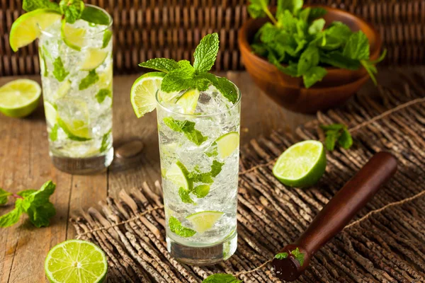 Domowe napoje alkoholowe Mojito z limonki — Zdjęcie stockowe