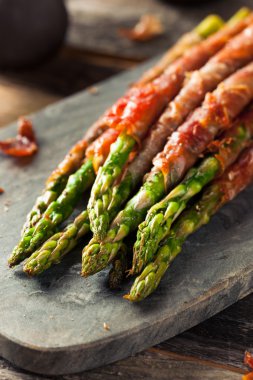 Ev yapımı Prosciutto sarılı kuşkonmaz